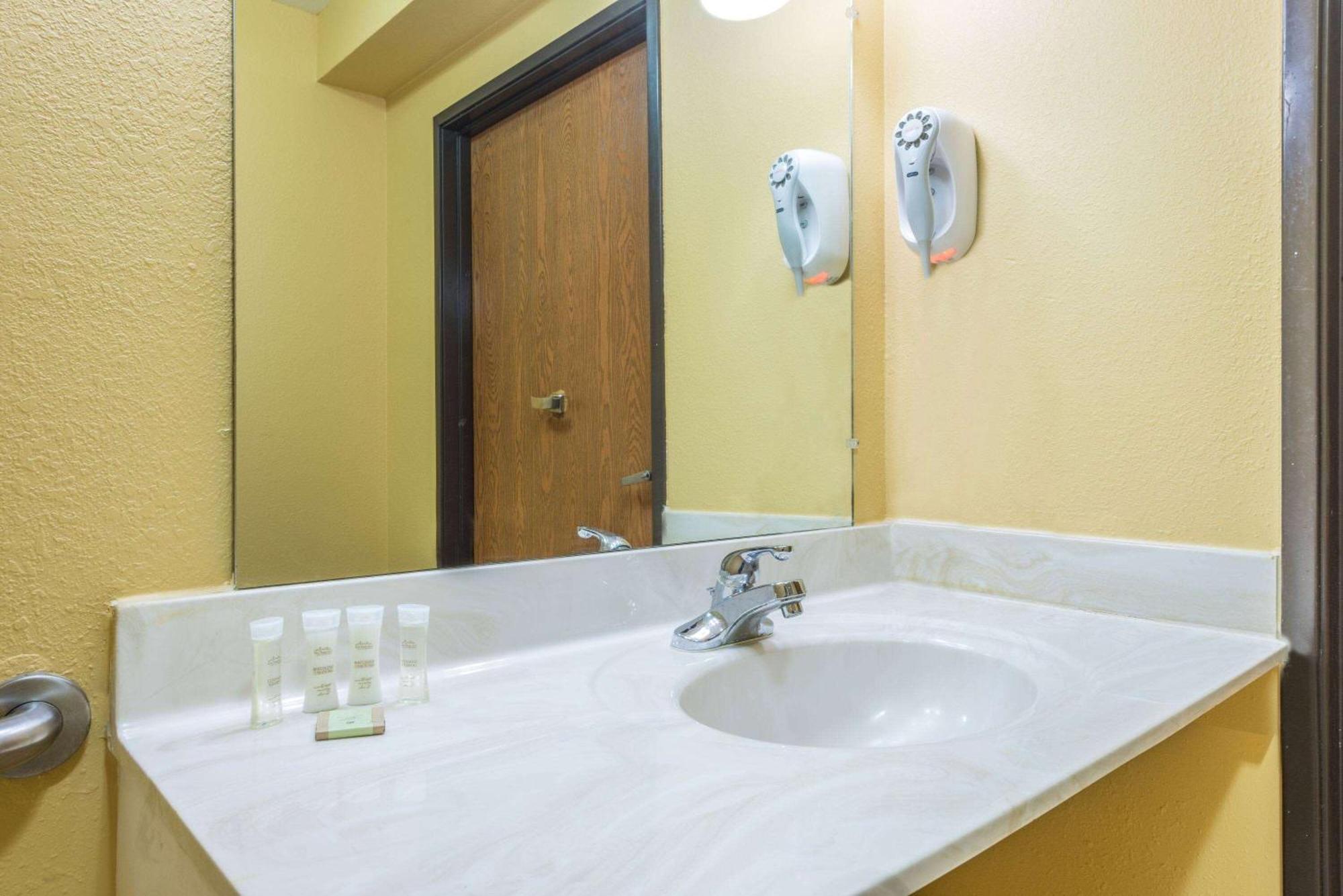 Super 8 By Wyndham Troy Il/St. Louis Area Hotell Eksteriør bilde