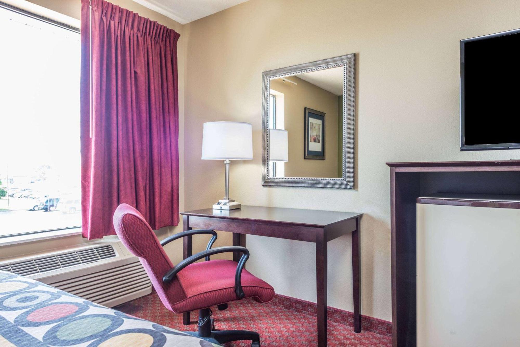 Super 8 By Wyndham Troy Il/St. Louis Area Hotell Eksteriør bilde