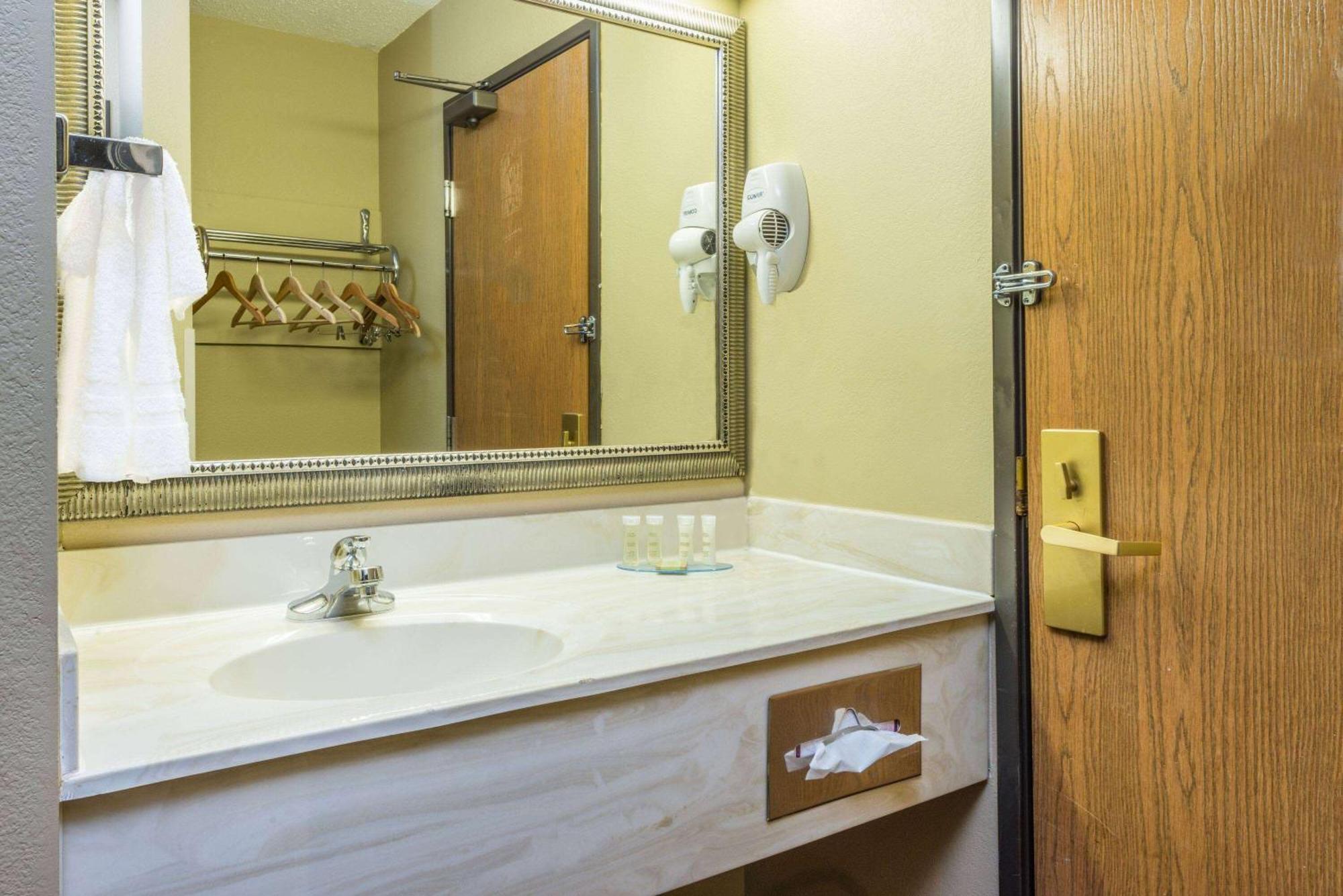 Super 8 By Wyndham Troy Il/St. Louis Area Hotell Eksteriør bilde