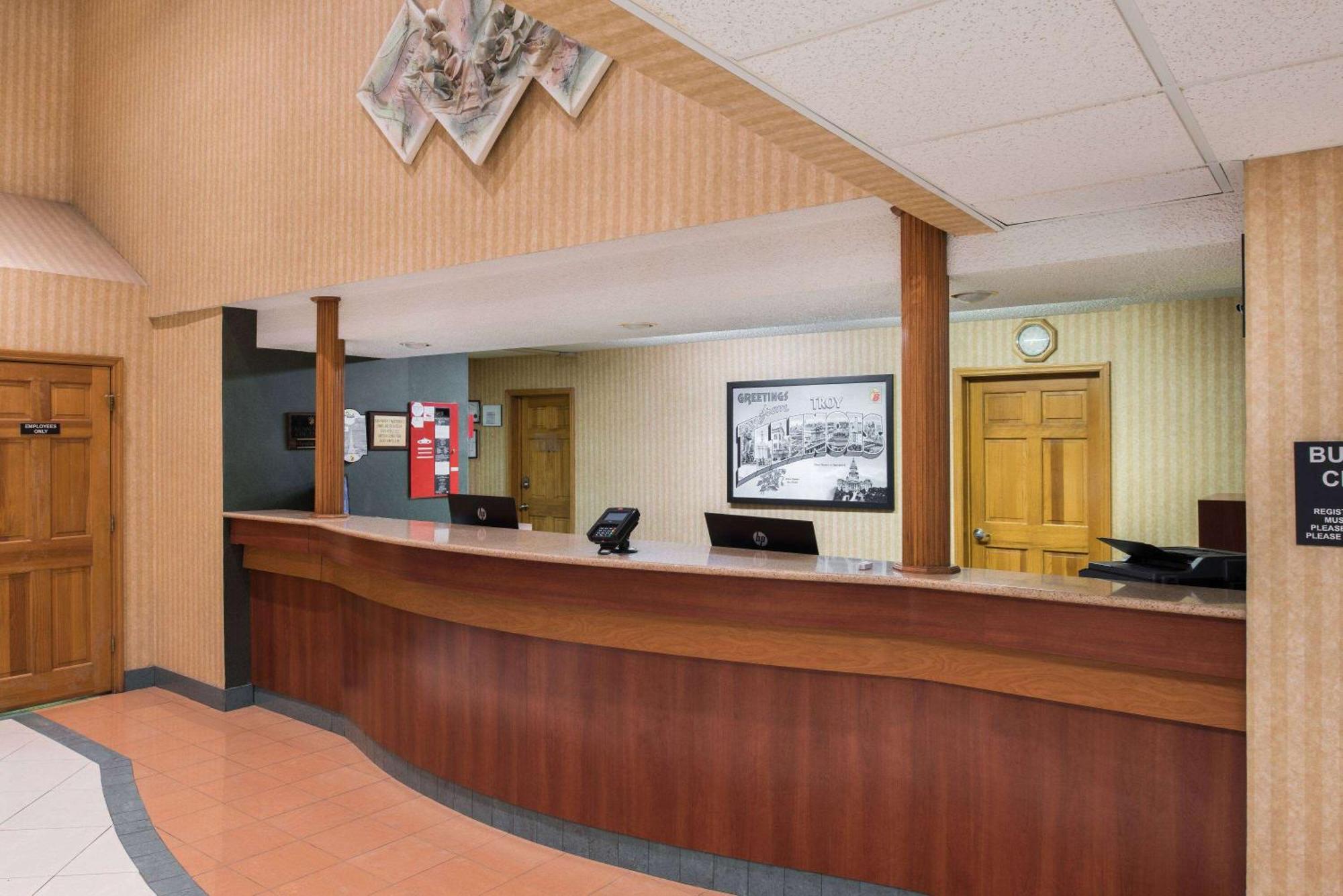 Super 8 By Wyndham Troy Il/St. Louis Area Hotell Eksteriør bilde